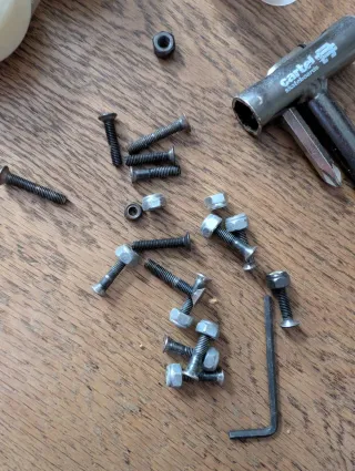 Accesorios para patinete: ruedas, tornillos, etc.