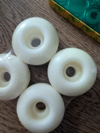 Accesorios para patinete: ruedas, tornillos, etc.