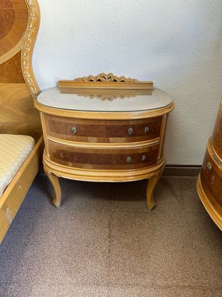 Muebles antiguos: Somier, Mesitas y Tocador