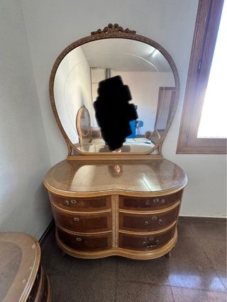 Muebles antiguos: Somier, Mesitas y Tocador