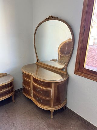 Muebles antiguos: Somier, Mesitas y Tocador