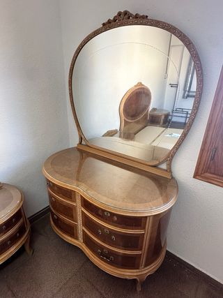 Muebles antiguos: Somier, Mesitas y Tocador