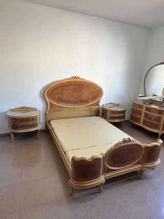Muebles antiguos: Somier, Mesitas y Tocador
