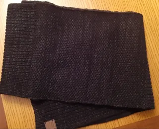 Bufanda de punto negra. Dustin.