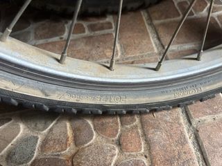 Bicicleta infantil verde y otra rosa y blanca