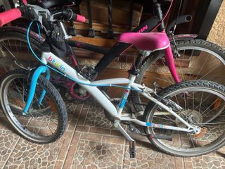 Bicicleta infantil verde y otra rosa y blanca