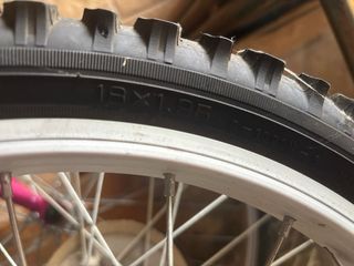 Bicicleta infantil verde y otra rosa y blanca