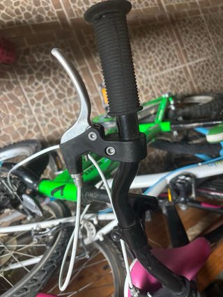 Bicicleta infantil verde y otra rosa y blanca