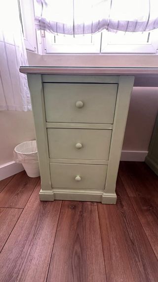 Escritorio auxiliar verde con tapa de cristal