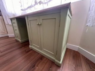 Escritorio auxiliar verde con tapa de cristal