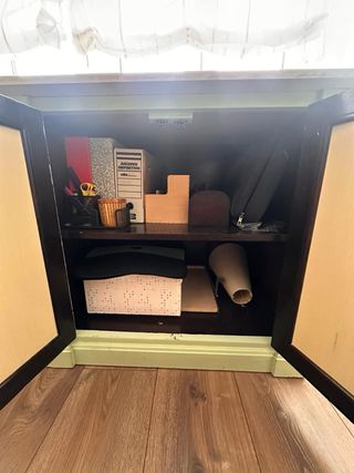 Escritorio auxiliar verde con tapa de cristal