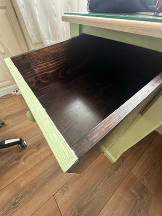 Escritorio auxiliar verde con tapa de cristal