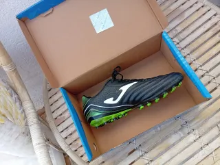 Zapatillas de fútbol Joma negras y verdes