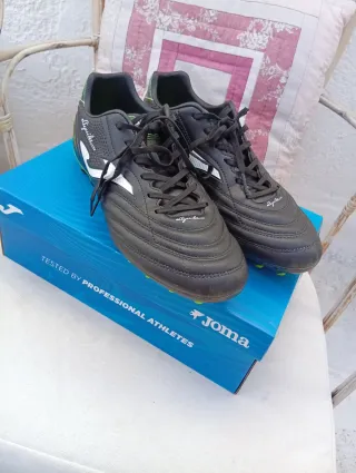 Zapatillas de fútbol Joma negras y verdes