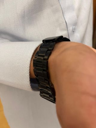 Reloj metálico negro