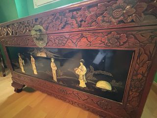 Baúl Asiático tallado relieves- PRECIOSO