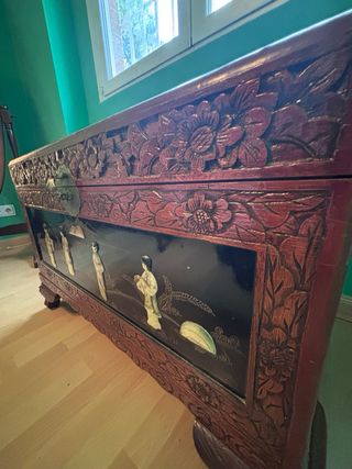 Baúl Asiático tallado relieves- PRECIOSO