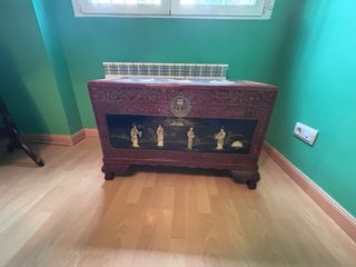 Baúl Asiático tallado relieves- PRECIOSO