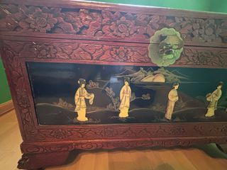 Baúl Asiático tallado relieves- PRECIOSO