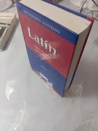 Diccionario ilustrado Latin with apendice / Lat...