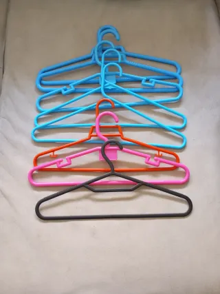 Lote de 8 perchas de plástico