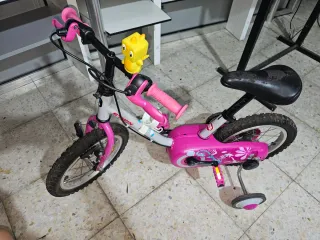 Bicicleta infantil rosa con cesta