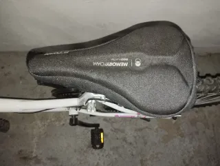 Bicicleta infantil blanca y rosa