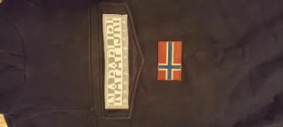 Felpa Napapijri nera con bandiera