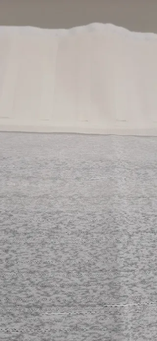 Cortina blanca sin estrenar