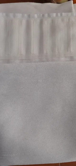 Cortina blanca sin estrenar