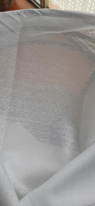 Cortina blanca sin estrenar