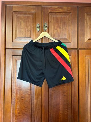 Camiseta Adidas Negra con Rayas Multicolor