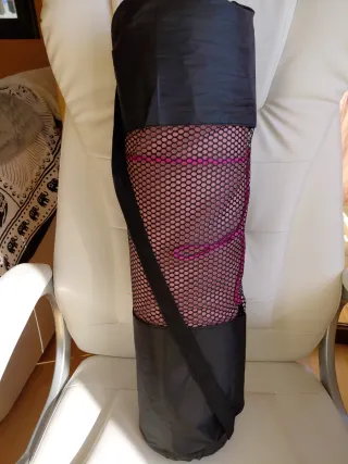 Bonita esterilla de yoga antideslizante con funda