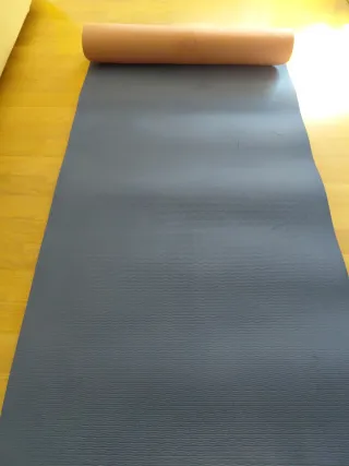 Bonita esterilla de yoga antideslizante con funda