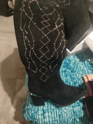 Botas altas mujer negras con adornos plateados