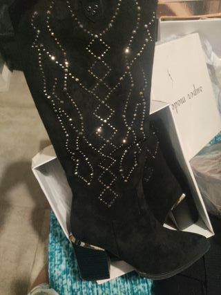 Botas altas mujer negras con adornos plateados