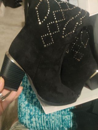 Botas altas mujer negras con adornos plateados