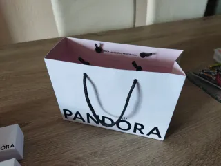 Cajas y bolsa Pandora rosa y blanca