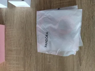Cajas y bolsa Pandora rosa y blanca