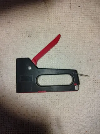 Grapadora para pared, madera y más