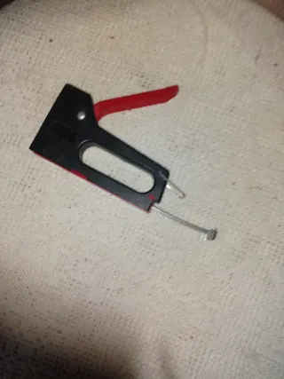 Grapadora para pared, madera y más