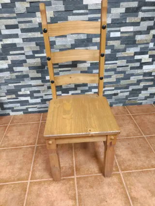 Mesa y sillas de madera