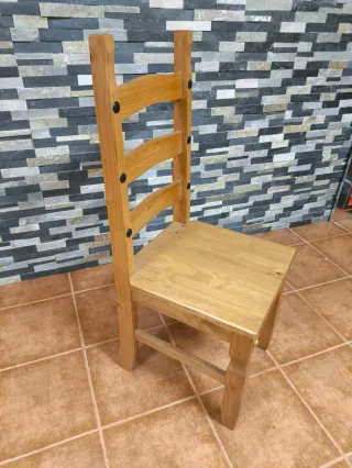 Mesa y sillas de madera