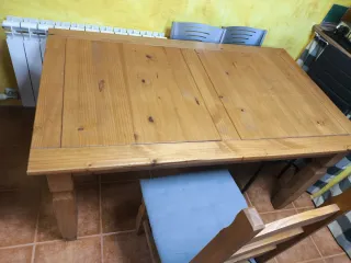 Mesa y sillas de madera