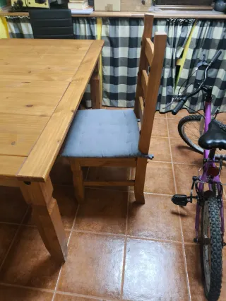 Mesa y sillas de madera