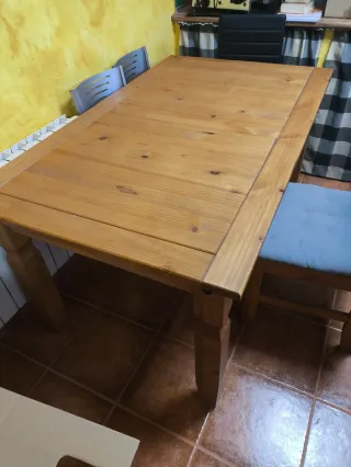 Mesa y sillas de madera