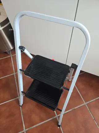 Escalera plegable 2 peldaños