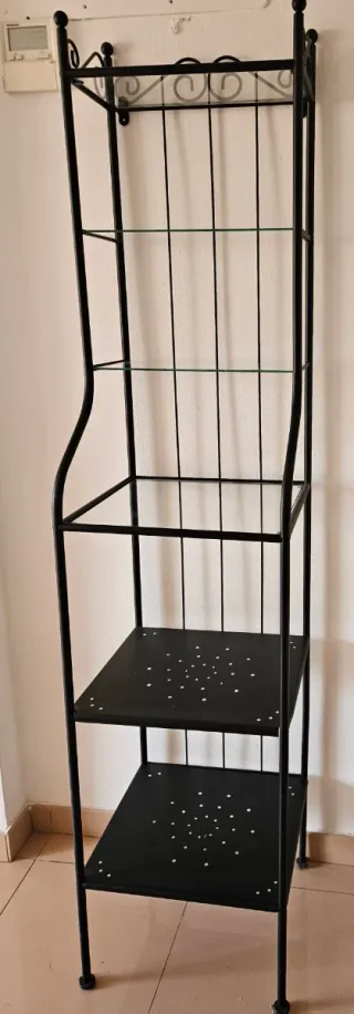 Estantería metálica negra con cristales