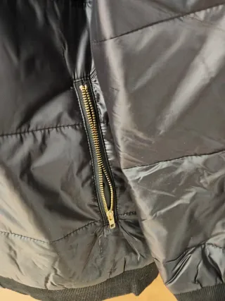 Cazadora negra con rayas multicolor