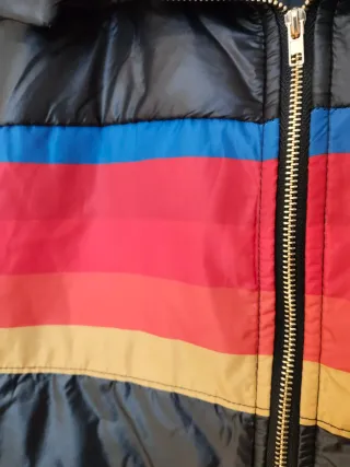 Cazadora negra con rayas multicolor